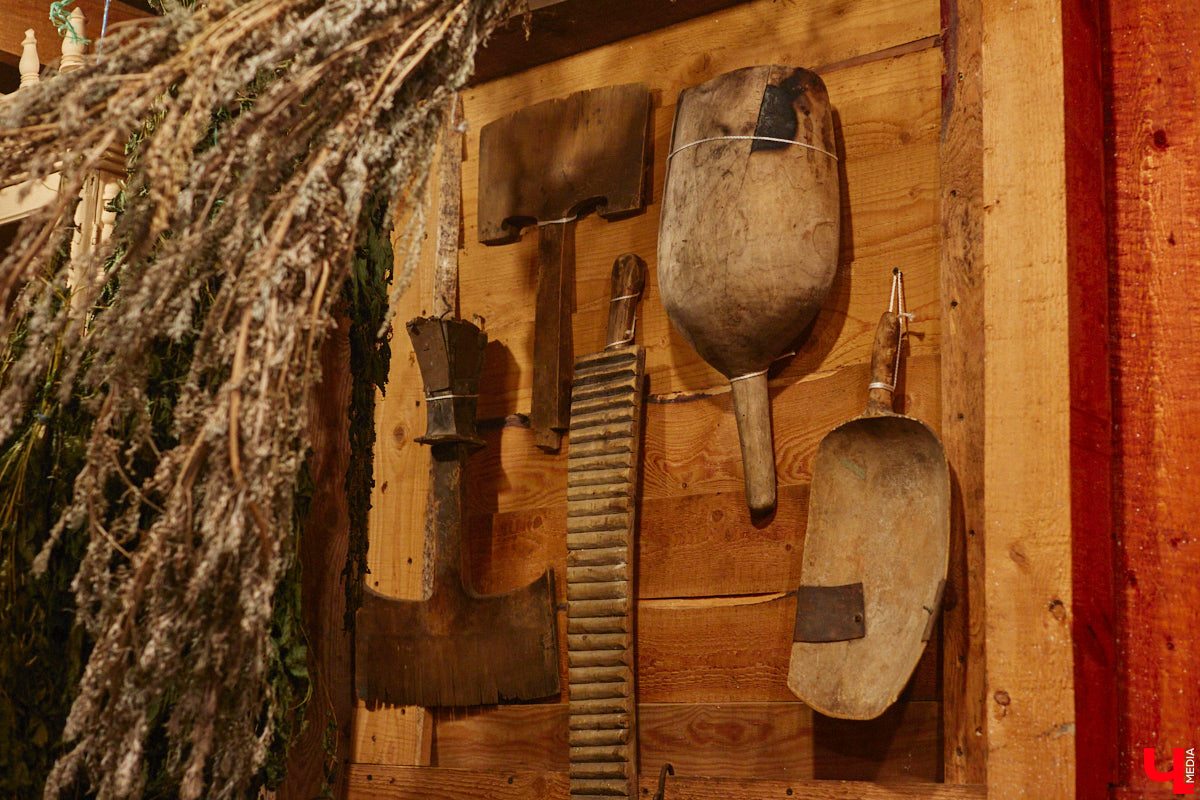 Экспериментаторы, фермеры и агрожурналисты Галина и Эдуард Кошевец подчинились требованиям деревенского дома, создали образцовое хозяйство полного цикла и вывели свою формулу счастья. Ну а мы заглянули в гости к  ним в особняк, расположенный на территории усадьбы Грибоедовых.  