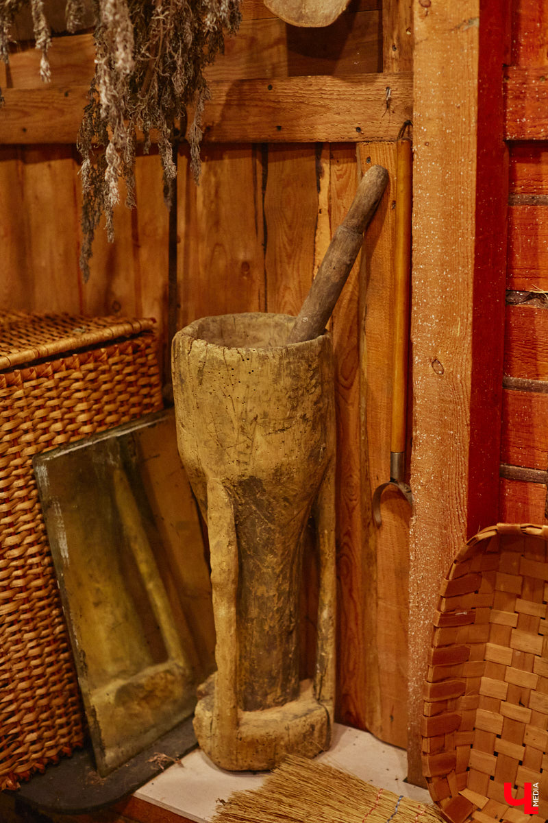 Экспериментаторы, фермеры и агрожурналисты Галина и Эдуард Кошевец подчинились требованиям деревенского дома, создали образцовое хозяйство полного цикла и вывели свою формулу счастья. Ну а мы заглянули в гости к  ним в особняк, расположенный на территории усадьбы Грибоедовых.  