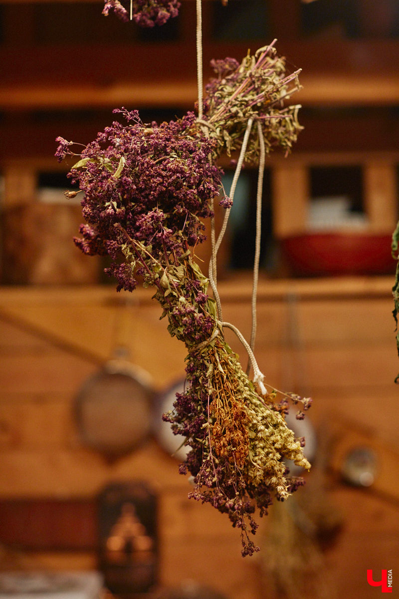 Экспериментаторы, фермеры и агрожурналисты Галина и Эдуард Кошевец подчинились требованиям деревенского дома, создали образцовое хозяйство полного цикла и вывели свою формулу счастья. Ну а мы заглянули в гости к  ним в особняк, расположенный на территории усадьбы Грибоедовых.  