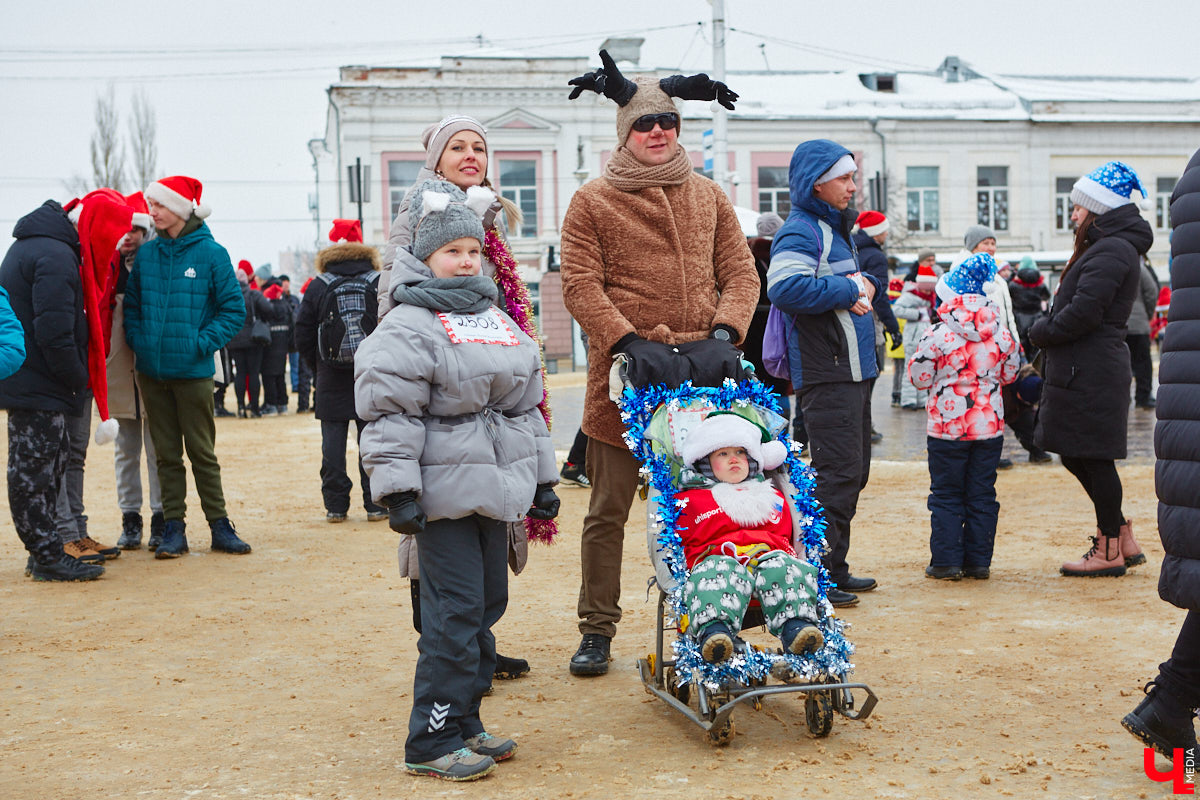 Во Владимире из-за неблагоприятных погодных условий отменили 13-й забег Дедов Морозов, поэтому завтра любимые персонажи в красных тулупах и колпаках не смогут ярко завершить новогодние торжества. Все дело в морозе. По прогнозам синоптиков, температура днем может опуститься до минус 22 градусов.