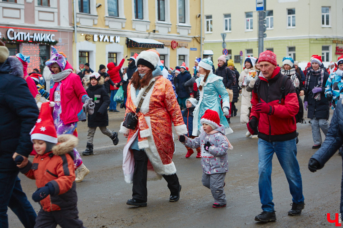 Во Владимире из-за неблагоприятных погодных условий отменили 13-й забег Дедов Морозов, поэтому завтра любимые персонажи в красных тулупах и колпаках не смогут ярко завершить новогодние торжества. Все дело в морозе. По прогнозам синоптиков, температура днем может опуститься до минус 22 градусов.