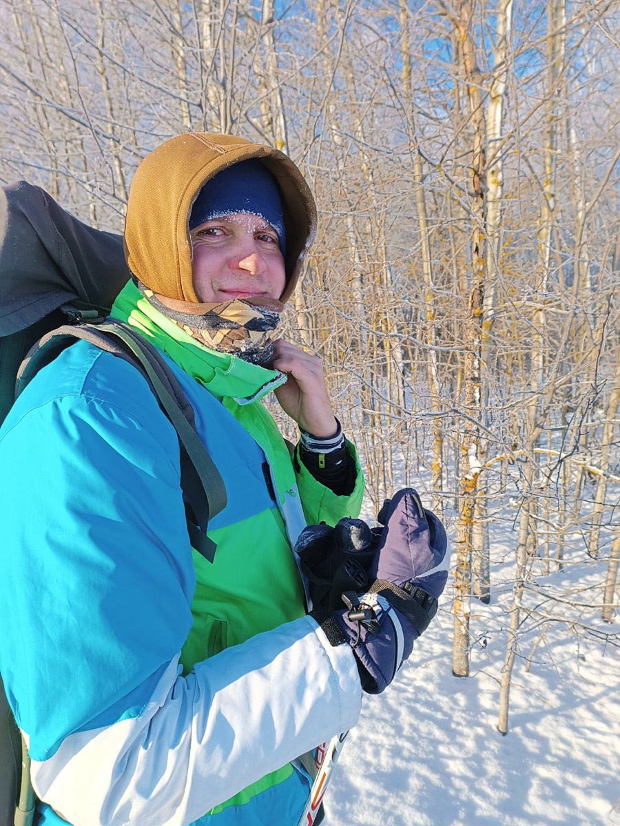 Пока все прятались по домам, владимирские туристы даже не планировали отменять свой традиционный поход. Несмотря на мороз, четверо экстремалов отправились в путешествие на лыжах с ночевкой. За два дня они прошли 40 км по заснеженному маршруту.
