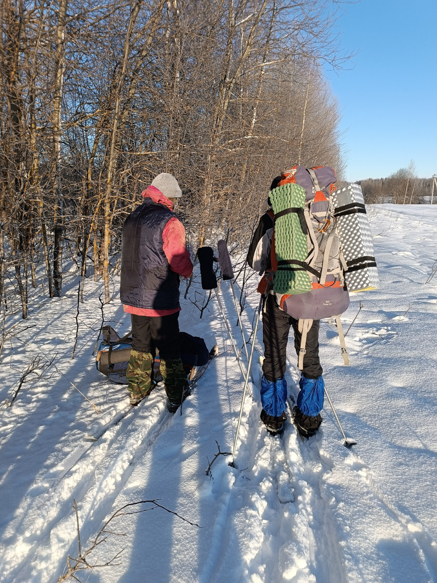 Пока все прятались по домам, владимирские туристы даже не планировали отменять свой традиционный поход. Несмотря на мороз, четверо экстремалов отправились в путешествие на лыжах с ночевкой. За два дня они прошли 40 км по заснеженному маршруту.
