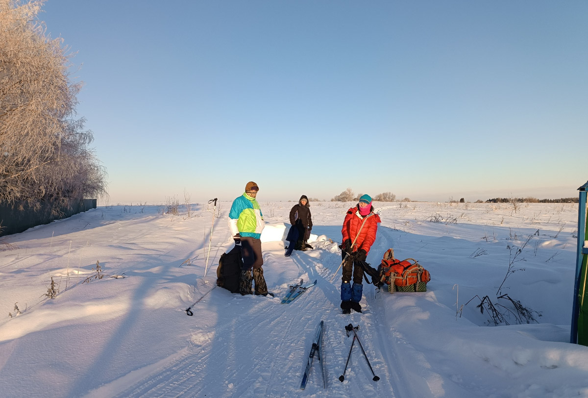 Пока все прятались по домам, владимирские туристы даже не планировали отменять свой традиционный поход. Несмотря на мороз, четверо экстремалов отправились в путешествие на лыжах с ночевкой. За два дня они прошли 40 км по заснеженному маршруту.