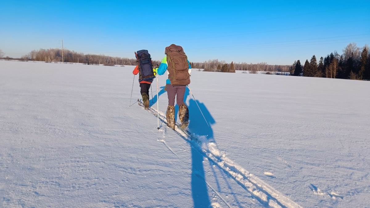 Пока все прятались по домам, владимирские туристы даже не планировали отменять свой традиционный поход. Несмотря на мороз, четверо экстремалов отправились в путешествие на лыжах с ночевкой. За два дня они прошли 40 км по заснеженному маршруту.