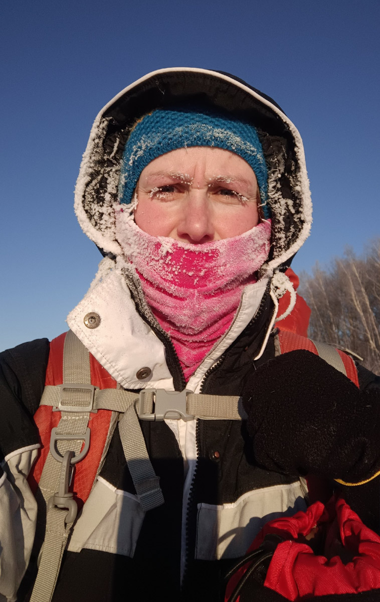Пока все прятались по домам, владимирские туристы даже не планировали отменять свой традиционный поход. Несмотря на мороз, четверо экстремалов отправились в путешествие на лыжах с ночевкой. За два дня они прошли 40 км по заснеженному маршруту.