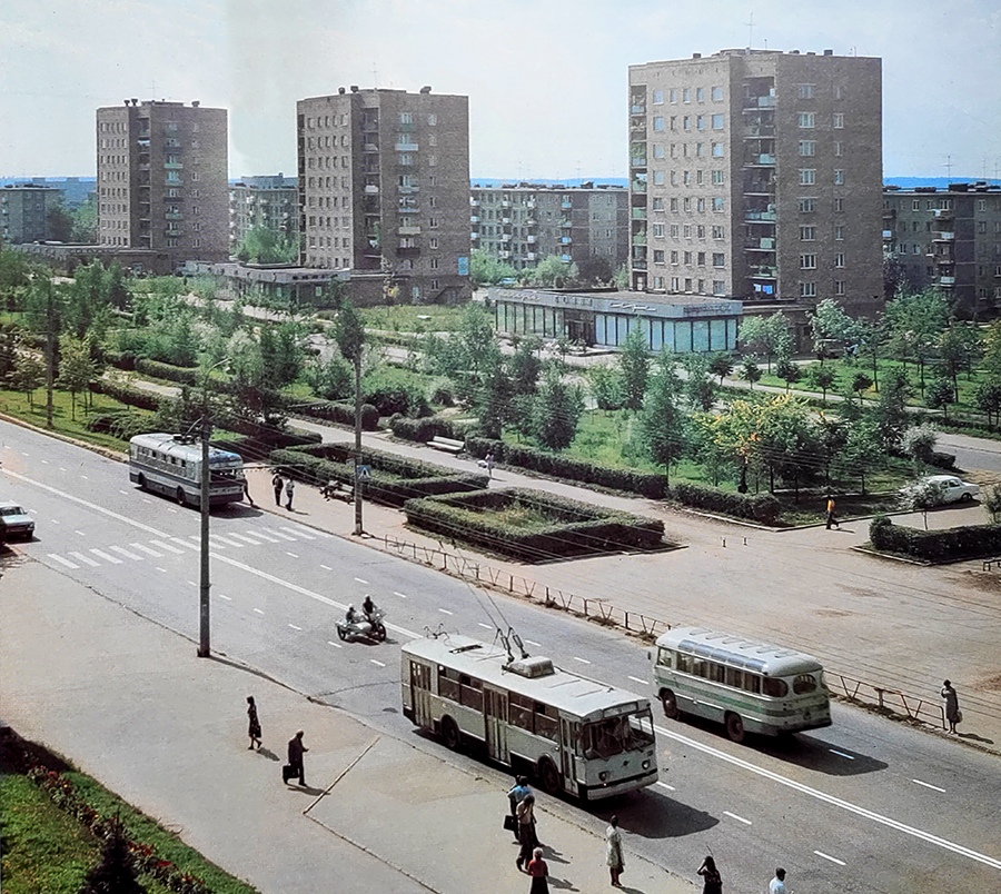 Проспект Строителей в северо-западной части Владимира соединяет широкой магистралью улицы Тракторную и Горького с Чайковского и Балакирева. Его можно считать памятником тому буму жилищного строительства, который происходил во времена Хрущева и Брежнева. Именно этот проспект стал одним из первых районов города, где на практике была реализована задача дать каждой семье свою квартиру с кухней и туалетом. Причем образцово-показательно!