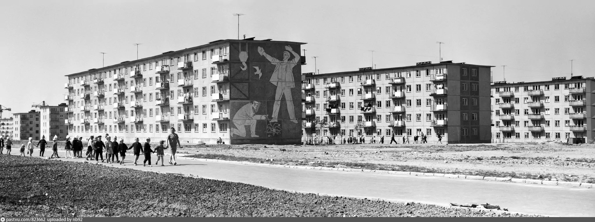 Проспект Строителей в северо-западной части Владимира соединяет широкой магистралью улицы Тракторную и Горького с Чайковского и Балакирева. Его можно считать памятником тому буму жилищного строительства, который происходил во времена Хрущева и Брежнева. Именно этот проспект стал одним из первых районов города, где на практике была реализована задача дать каждой семье свою квартиру с кухней и туалетом. Причем образцово-показательно!