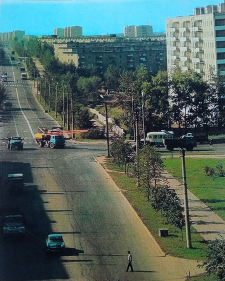 Проспект Строителей в северо-западной части Владимира соединяет широкой магистралью улицы Тракторную и Горького с Чайковского и Балакирева. Его можно считать памятником тому буму жилищного строительства, который происходил во времена Хрущева и Брежнева. Именно этот проспект стал одним из первых районов города, где на практике была реализована задача дать каждой семье свою квартиру с кухней и туалетом. Причем образцово-показательно!