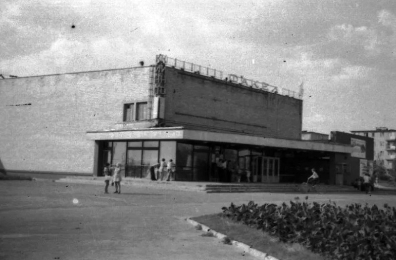 Проспект Строителей в северо-западной части Владимира соединяет широкой магистралью улицы Тракторную и Горького с Чайковского и Балакирева. Его можно считать памятником тому буму жилищного строительства, который происходил во времена Хрущева и Брежнева. Именно этот проспект стал одним из первых районов города, где на практике была реализована задача дать каждой семье свою квартиру с кухней и туалетом. Причем образцово-показательно!