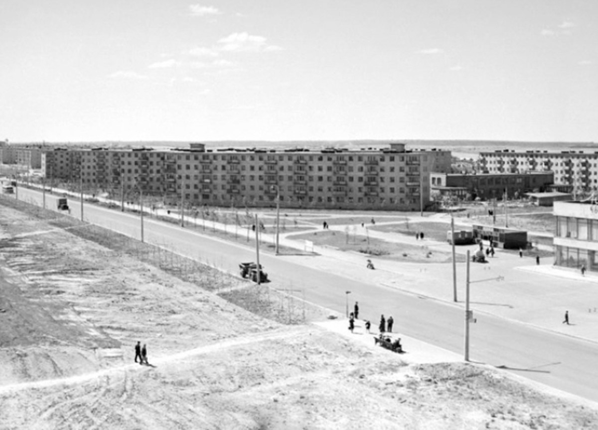 Проспект Строителей в северо-западной части Владимира соединяет широкой магистралью улицы Тракторную и Горького с Чайковского и Балакирева. Его можно считать памятником тому буму жилищного строительства, который происходил во времена Хрущева и Брежнева. Именно этот проспект стал одним из первых районов города, где на практике была реализована задача дать каждой семье свою квартиру с кухней и туалетом. Причем образцово-показательно!