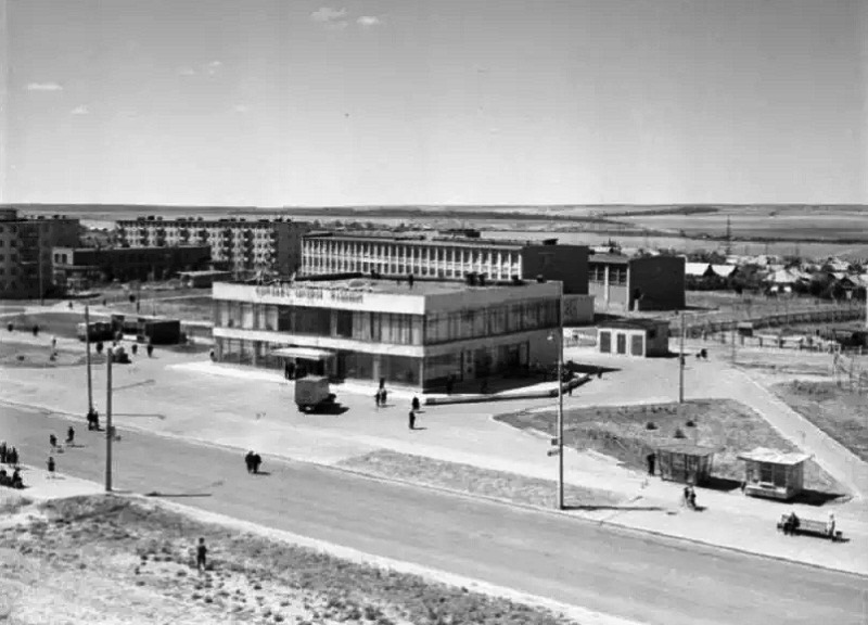 Проспект Строителей в северо-западной части Владимира соединяет широкой магистралью улицы Тракторную и Горького с Чайковского и Балакирева. Его можно считать памятником тому буму жилищного строительства, который происходил во времена Хрущева и Брежнева. Именно этот проспект стал одним из первых районов города, где на практике была реализована задача дать каждой семье свою квартиру с кухней и туалетом. Причем образцово-показательно!