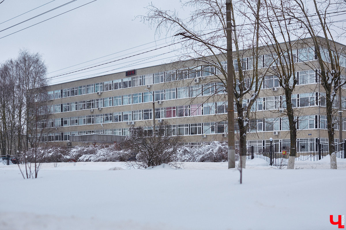 Проспект Строителей в северо-западной части Владимира соединяет широкой магистралью улицы Тракторную и Горького с Чайковского и Балакирева. Его можно считать памятником тому буму жилищного строительства, который происходил во времена Хрущева и Брежнева. Именно этот проспект стал одним из первых районов города, где на практике была реализована задача дать каждой семье свою квартиру с кухней и туалетом. Причем образцово-показательно!