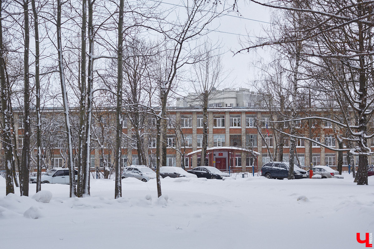 Проспект Строителей в северо-западной части Владимира соединяет широкой магистралью улицы Тракторную и Горького с Чайковского и Балакирева. Его можно считать памятником тому буму жилищного строительства, который происходил во времена Хрущева и Брежнева. Именно этот проспект стал одним из первых районов города, где на практике была реализована задача дать каждой семье свою квартиру с кухней и туалетом. Причем образцово-показательно!