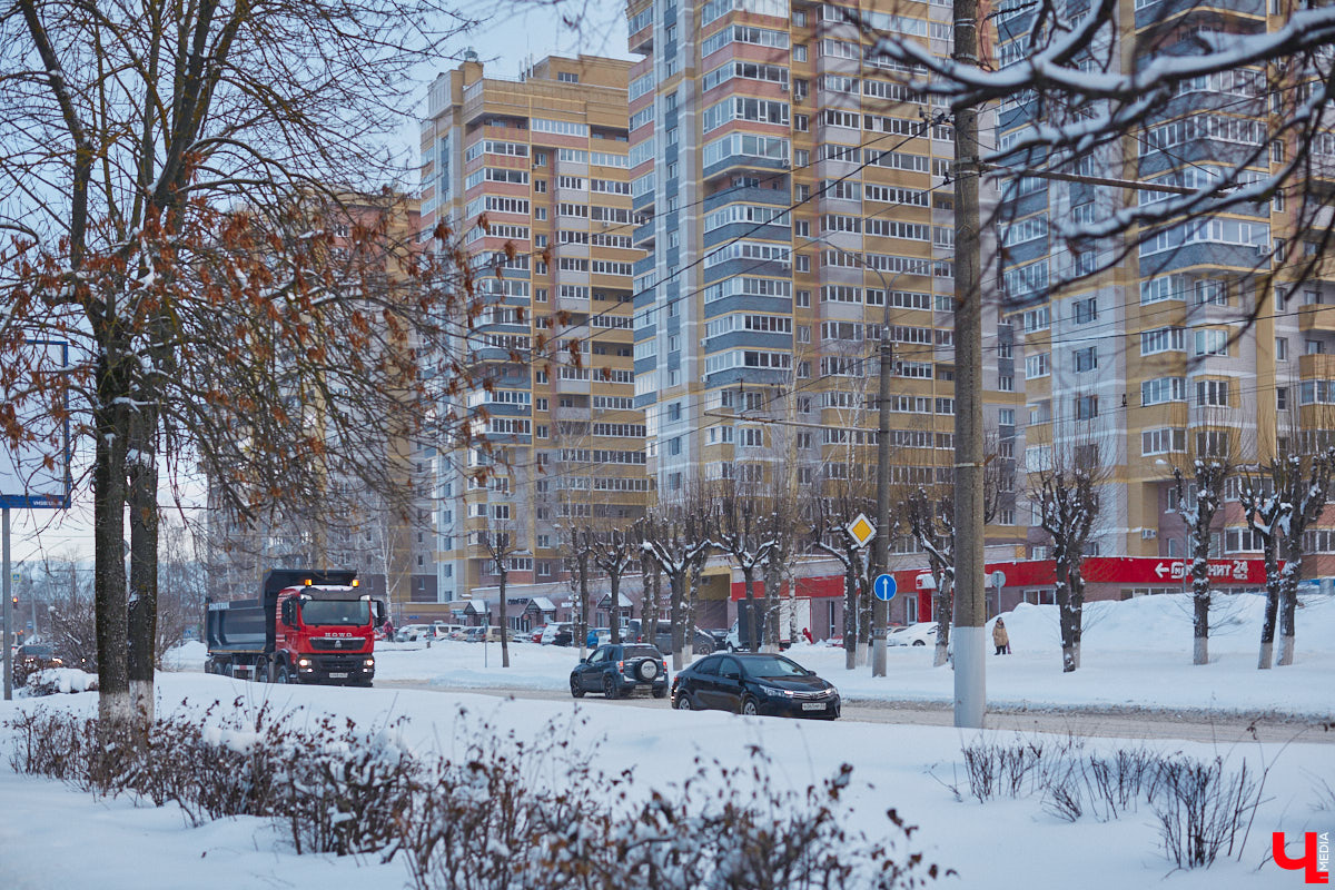Проспект Строителей в северо-западной части Владимира соединяет широкой магистралью улицы Тракторную и Горького с Чайковского и Балакирева. Его можно считать памятником тому буму жилищного строительства, который происходил во времена Хрущева и Брежнева. Именно этот проспект стал одним из первых районов города, где на практике была реализована задача дать каждой семье свою квартиру с кухней и туалетом. Причем образцово-показательно!