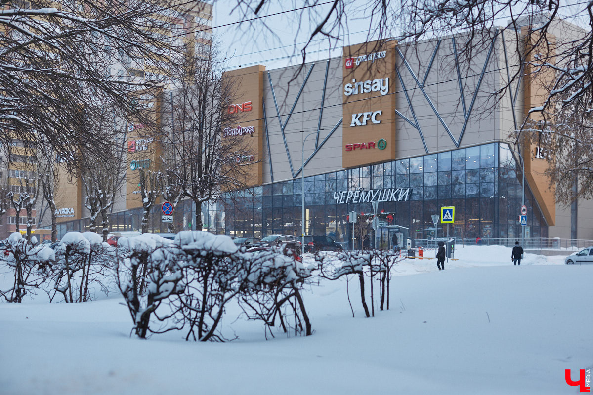 Проспект Строителей в северо-западной части Владимира соединяет широкой магистралью улицы Тракторную и Горького с Чайковского и Балакирева. Его можно считать памятником тому буму жилищного строительства, который происходил во времена Хрущева и Брежнева. Именно этот проспект стал одним из первых районов города, где на практике была реализована задача дать каждой семье свою квартиру с кухней и туалетом. Причем образцово-показательно!