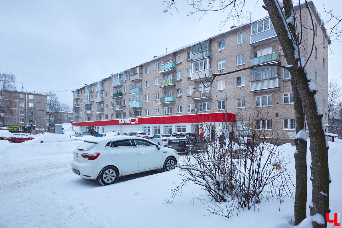 Проспект Строителей в северо-западной части Владимира соединяет широкой магистралью улицы Тракторную и Горького с Чайковского и Балакирева. Его можно считать памятником тому буму жилищного строительства, который происходил во времена Хрущева и Брежнева. Именно этот проспект стал одним из первых районов города, где на практике была реализована задача дать каждой семье свою квартиру с кухней и туалетом. Причем образцово-показательно!