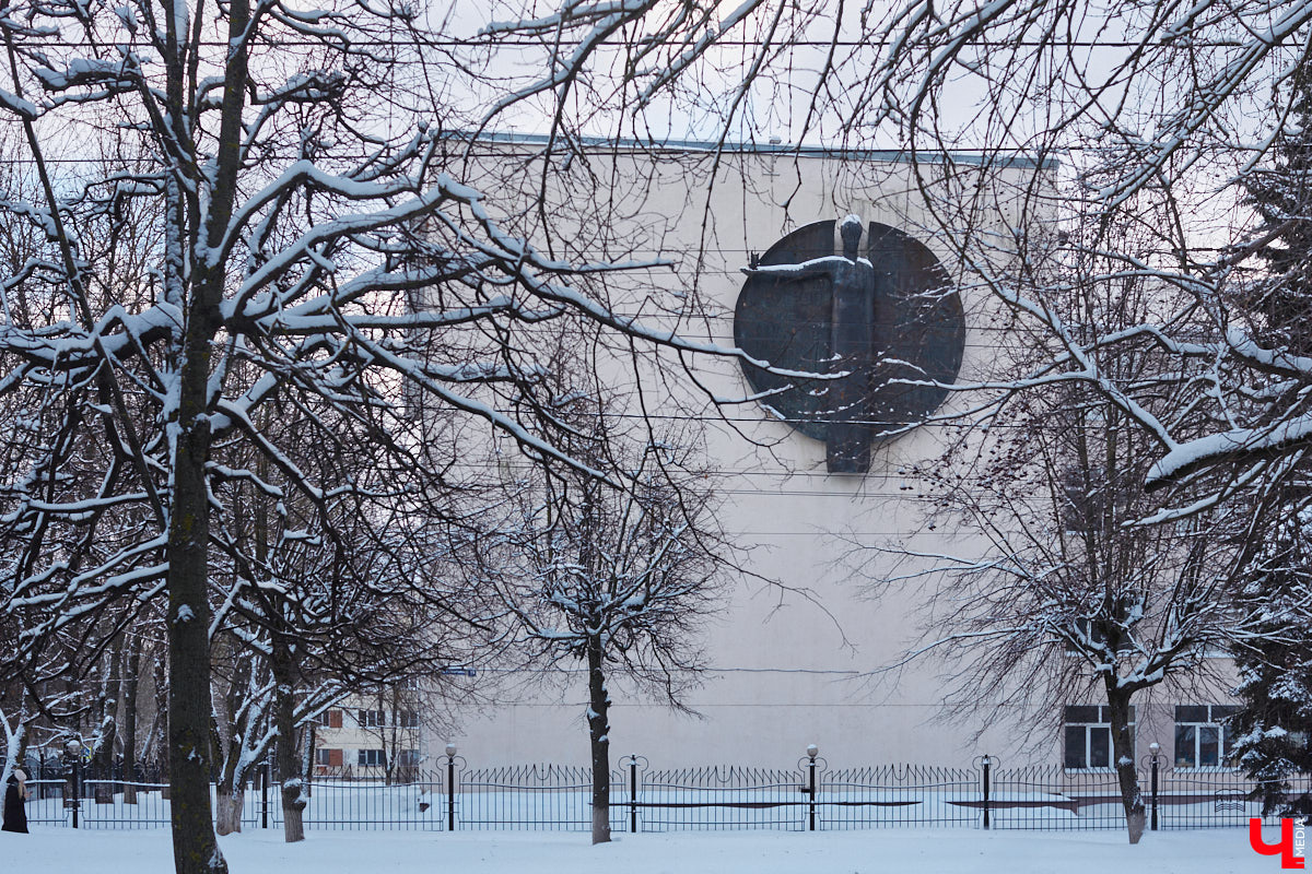 Проспект Строителей в северо-западной части Владимира соединяет широкой магистралью улицы Тракторную и Горького с Чайковского и Балакирева. Его можно считать памятником тому буму жилищного строительства, который происходил во времена Хрущева и Брежнева. Именно этот проспект стал одним из первых районов города, где на практике была реализована задача дать каждой семье свою квартиру с кухней и туалетом. Причем образцово-показательно!