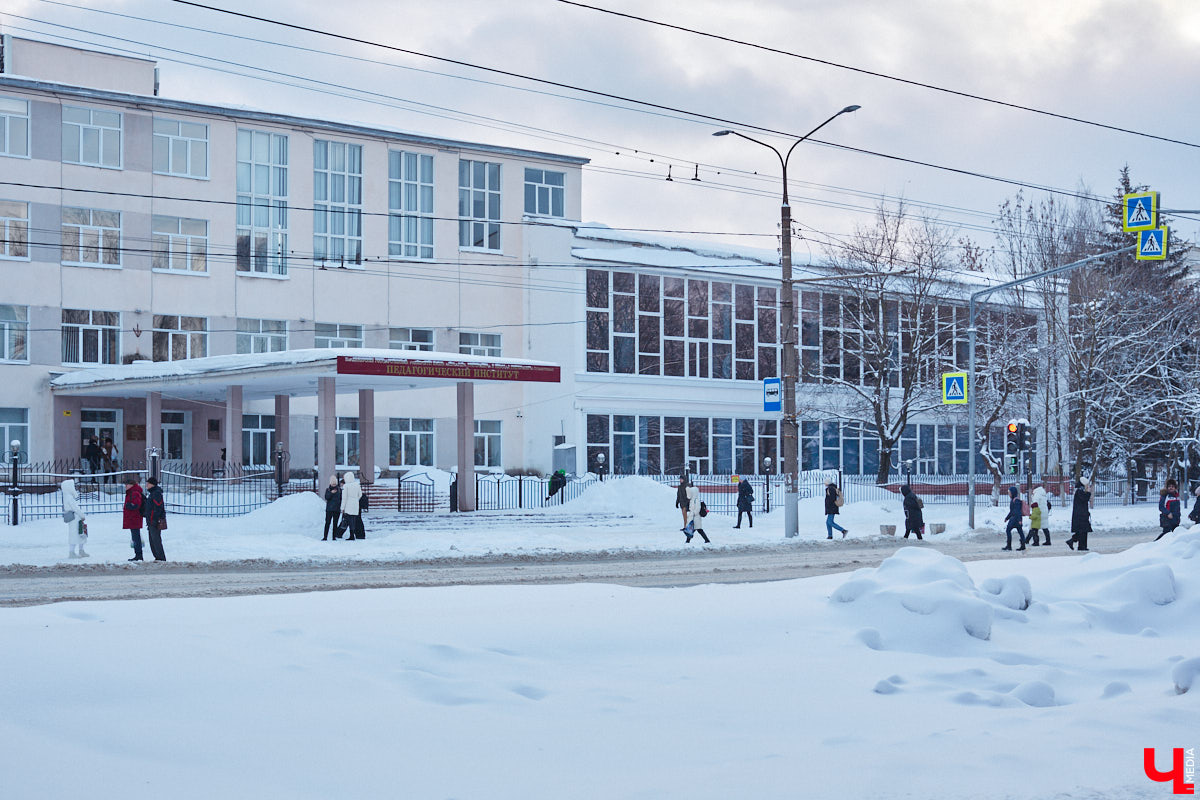 Проспект Строителей в северо-западной части Владимира соединяет широкой магистралью улицы Тракторную и Горького с Чайковского и Балакирева. Его можно считать памятником тому буму жилищного строительства, который происходил во времена Хрущева и Брежнева. Именно этот проспект стал одним из первых районов города, где на практике была реализована задача дать каждой семье свою квартиру с кухней и туалетом. Причем образцово-показательно!