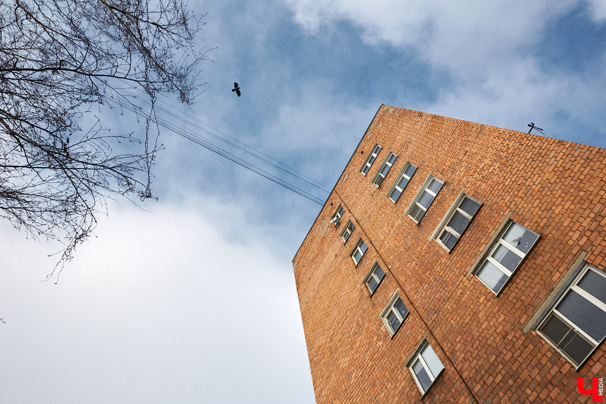 Проспект Строителей в северо-западной части Владимира соединяет широкой магистралью улицы Тракторную и Горького с Чайковского и Балакирева. Его можно считать памятником тому буму жилищного строительства, который происходил во времена Хрущева и Брежнева. Именно этот проспект стал одним из первых районов города, где на практике была реализована задача дать каждой семье свою квартиру с кухней и туалетом. Причем образцово-показательно!
