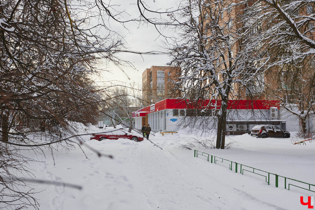 Проспект Строителей в северо-западной части Владимира соединяет широкой магистралью улицы Тракторную и Горького с Чайковского и Балакирева. Его можно считать памятником тому буму жилищного строительства, который происходил во времена Хрущева и Брежнева. Именно этот проспект стал одним из первых районов города, где на практике была реализована задача дать каждой семье свою квартиру с кухней и туалетом. Причем образцово-показательно!