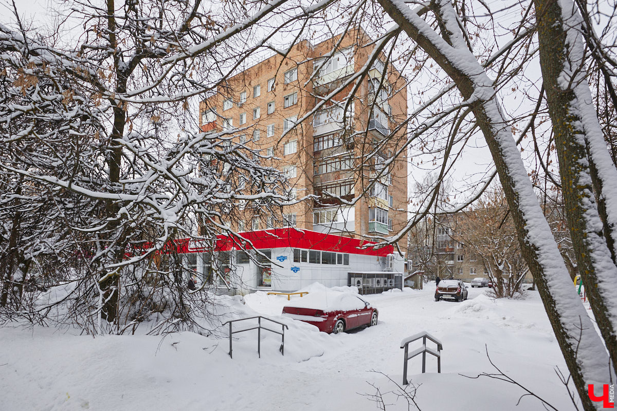 Проспект Строителей в северо-западной части Владимира соединяет широкой магистралью улицы Тракторную и Горького с Чайковского и Балакирева. Его можно считать памятником тому буму жилищного строительства, который происходил во времена Хрущева и Брежнева. Именно этот проспект стал одним из первых районов города, где на практике была реализована задача дать каждой семье свою квартиру с кухней и туалетом. Причем образцово-показательно!