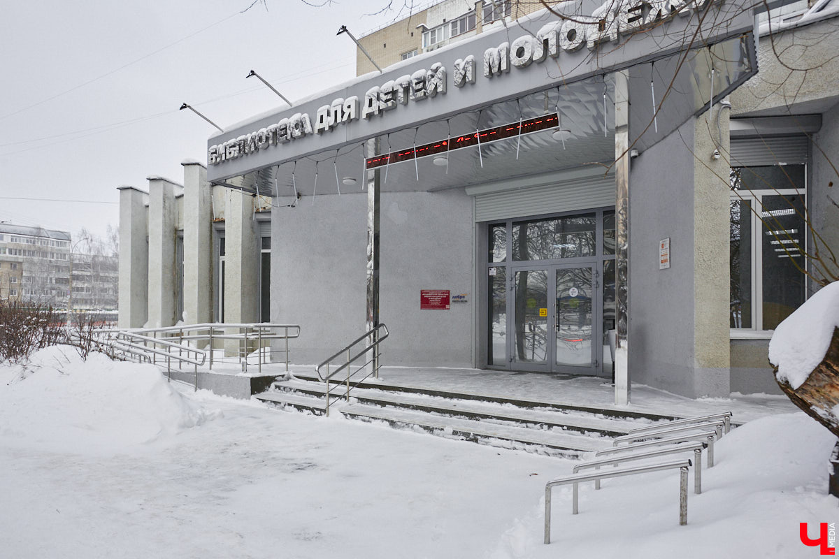 Проспект Строителей в северо-западной части Владимира соединяет широкой магистралью улицы Тракторную и Горького с Чайковского и Балакирева. Его можно считать памятником тому буму жилищного строительства, который происходил во времена Хрущева и Брежнева. Именно этот проспект стал одним из первых районов города, где на практике была реализована задача дать каждой семье свою квартиру с кухней и туалетом. Причем образцово-показательно!