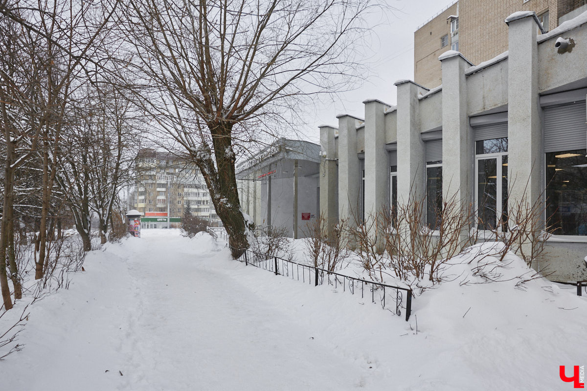 Проспект Строителей в северо-западной части Владимира соединяет широкой магистралью улицы Тракторную и Горького с Чайковского и Балакирева. Его можно считать памятником тому буму жилищного строительства, который происходил во времена Хрущева и Брежнева. Именно этот проспект стал одним из первых районов города, где на практике была реализована задача дать каждой семье свою квартиру с кухней и туалетом. Причем образцово-показательно!