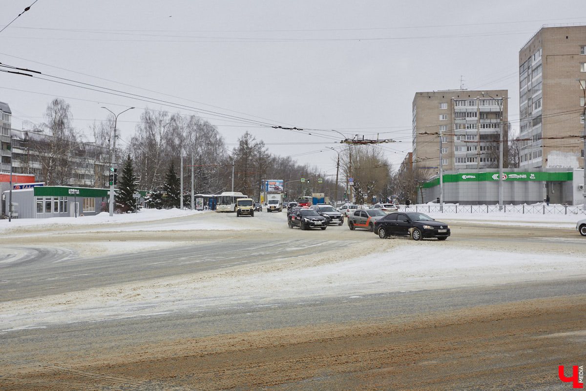 Проспект Строителей в северо-западной части Владимира соединяет широкой магистралью улицы Тракторную и Горького с Чайковского и Балакирева. Его можно считать памятником тому буму жилищного строительства, который происходил во времена Хрущева и Брежнева. Именно этот проспект стал одним из первых районов города, где на практике была реализована задача дать каждой семье свою квартиру с кухней и туалетом. Причем образцово-показательно!