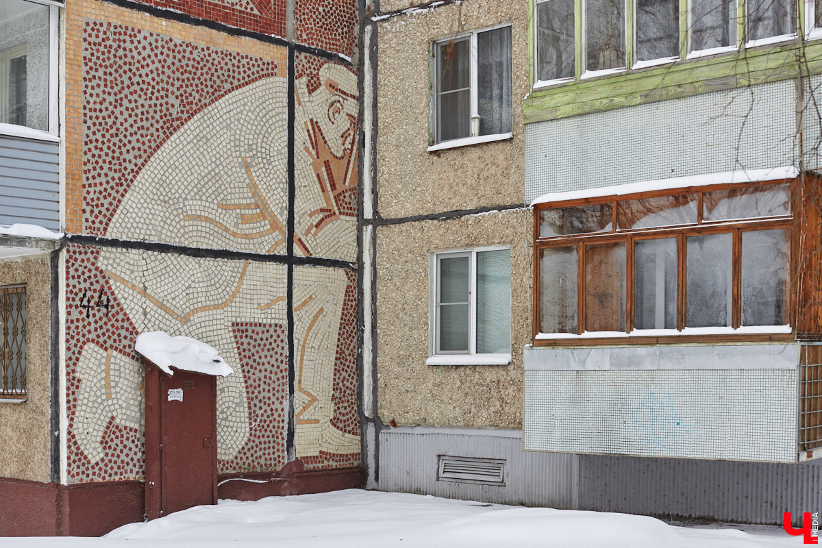 Проспект Строителей в северо-западной части Владимира соединяет широкой магистралью улицы Тракторную и Горького с Чайковского и Балакирева. Его можно считать памятником тому буму жилищного строительства, который происходил во времена Хрущева и Брежнева. Именно этот проспект стал одним из первых районов города, где на практике была реализована задача дать каждой семье свою квартиру с кухней и туалетом. Причем образцово-показательно!