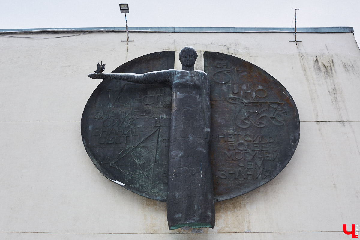 Проспект Строителей в северо-западной части Владимира соединяет широкой магистралью улицы Тракторную и Горького с Чайковского и Балакирева. Его можно считать памятником тому буму жилищного строительства, который происходил во времена Хрущева и Брежнева. Именно этот проспект стал одним из первых районов города, где на практике была реализована задача дать каждой семье свою квартиру с кухней и туалетом. Причем образцово-показательно!