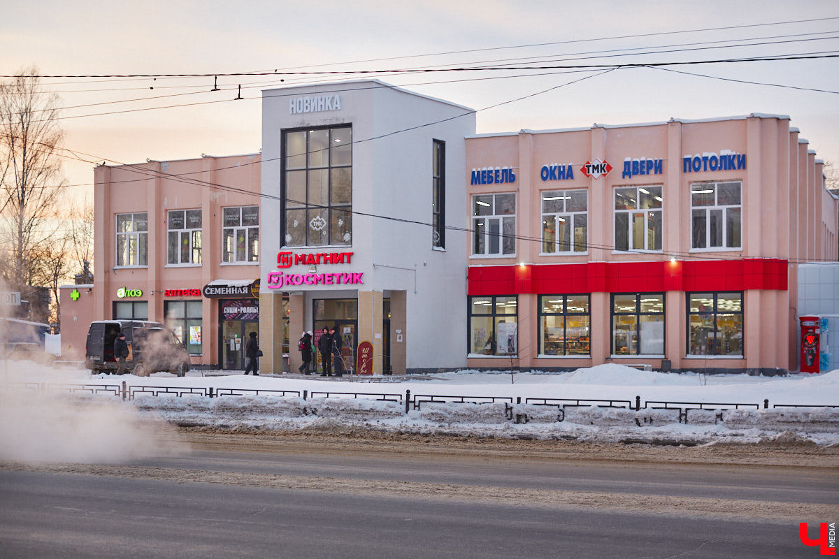 Проспект Строителей в северо-западной части Владимира соединяет широкой магистралью улицы Тракторную и Горького с Чайковского и Балакирева. Его можно считать памятником тому буму жилищного строительства, который происходил во времена Хрущева и Брежнева. Именно этот проспект стал одним из первых районов города, где на практике была реализована задача дать каждой семье свою квартиру с кухней и туалетом. Причем образцово-показательно!