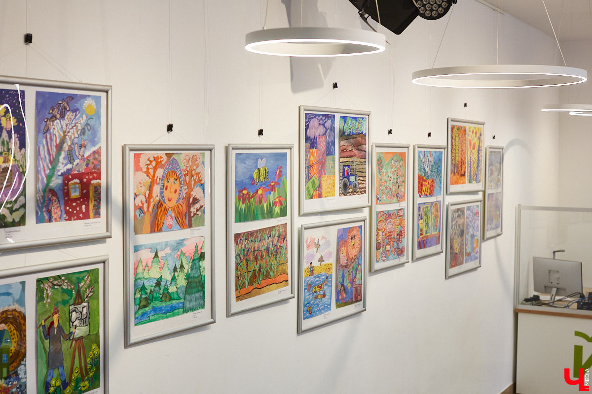 Детям под силу увидеть мир с необычного ракурса, поэтому их рисунки всегда атмосферные. Книги владимирской поэтессы Женни Вайно проиллюстрировали именно юные художники, и этот опыт оказался очень удачным. Образы из стихов ожили прямо на страницах!