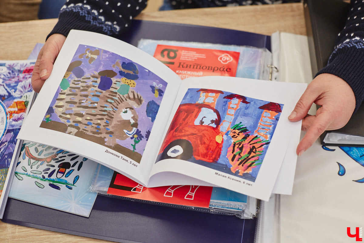 Детям под силу увидеть мир с необычного ракурса, поэтому их рисунки всегда атмосферные. Книги владимирской поэтессы Женни Вайно проиллюстрировали именно юные художники, и этот опыт оказался очень удачным. Образы из стихов ожили прямо на страницах!