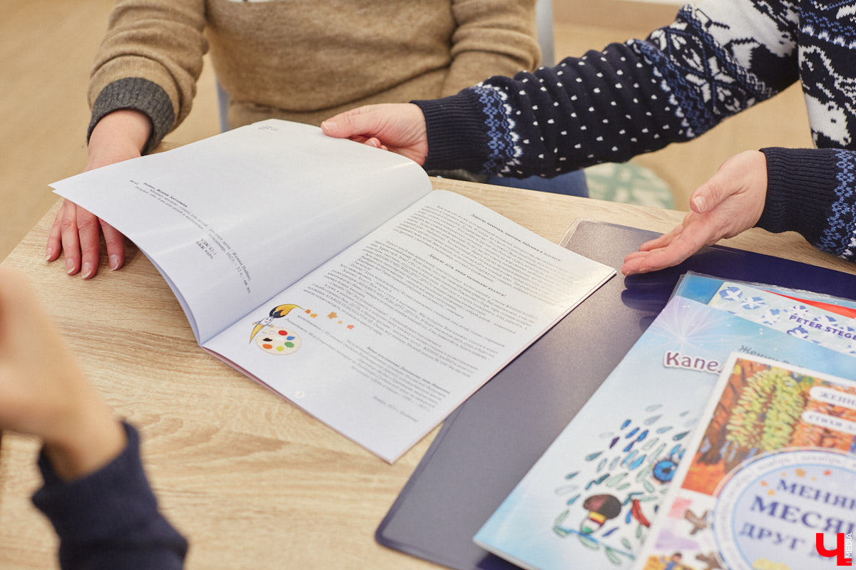 Детям под силу увидеть мир с необычного ракурса, поэтому их рисунки всегда атмосферные. Книги владимирской поэтессы Женни Вайно проиллюстрировали именно юные художники, и этот опыт оказался очень удачным. Образы из стихов ожили прямо на страницах!