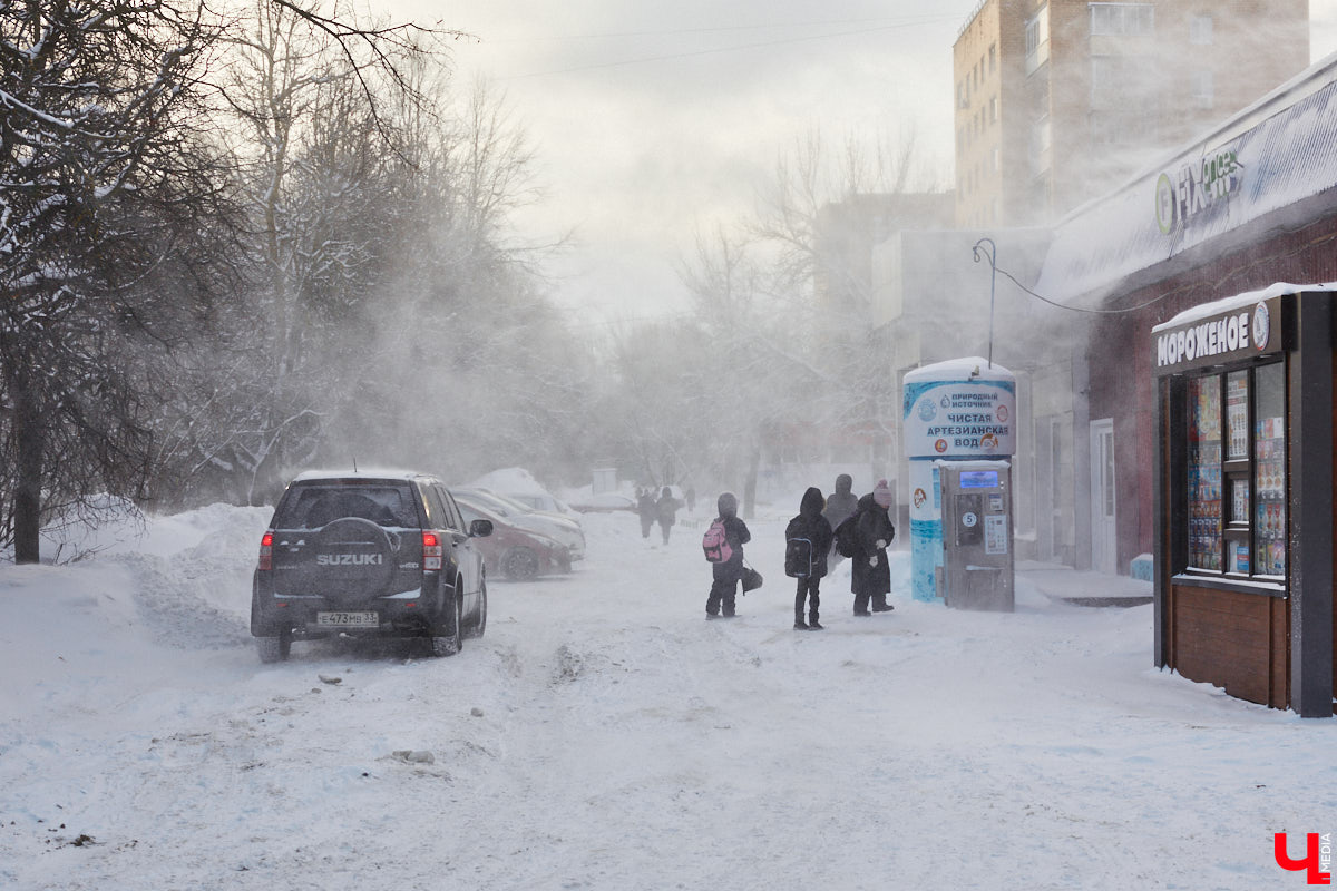 Морозы на Крещение — добрая традиция. Но собирается ли погода ее соблюсти в 2024 году? На этой неделе температура устроит настоящие скачки, и нам придется за ней поспевать, чтобы в один момент не выйти в оттепель с шубой на плечах.