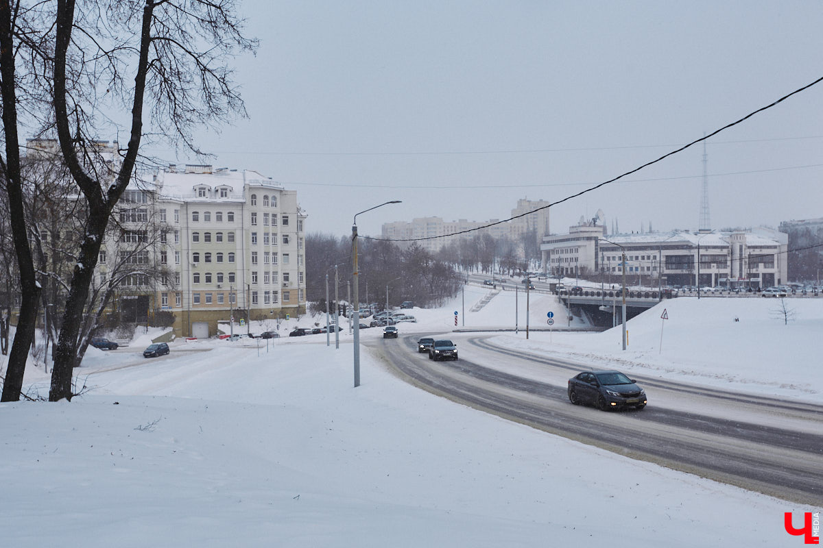 На этой неделе во Владимире приступили к благоустройству старых садов возле ДДюТ. На первом этапе планируют спроектировать и построить дорогу от Лыбедской магистрали до улицы Пушкарской, но сначала подрядная организация должна расчистить место будущей трассы от зеленых насаждений и сухостоя.