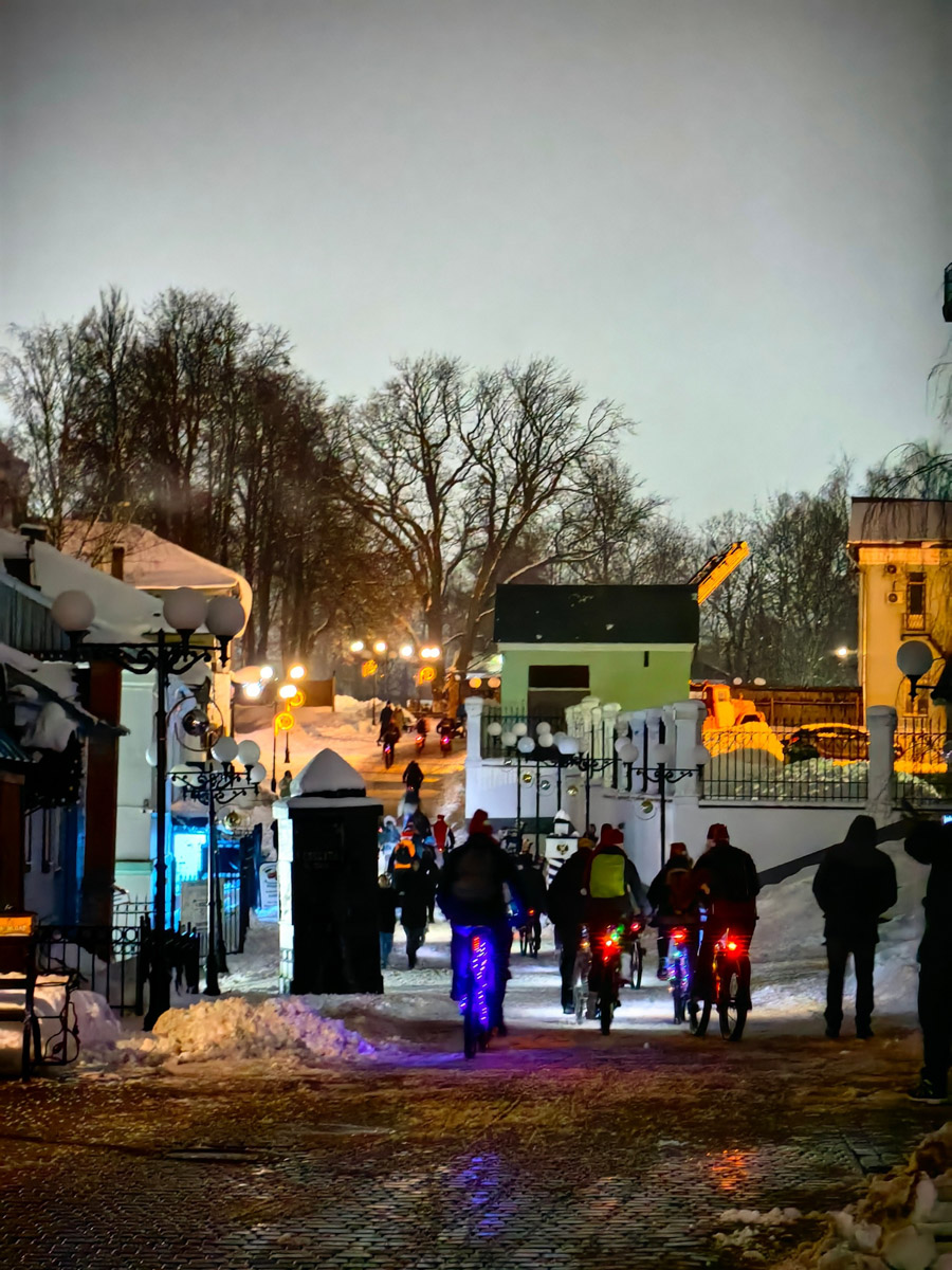 Владимирские велосипедисты в праздники не отдыхали, а активно крутили колеса. На старт заезда «Новогодние колпаки» вышли любители активного отдыха в костюмах Деда Мороза и Снегурочки, правда, среди них был замечен и Пикачу. Участие в мероприятии приняли почти 40 человек. И время даром они не теряли. Ребята угощали случайных прохожих конфетами.
