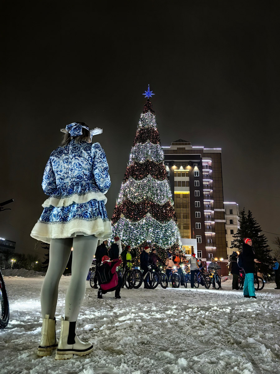Владимирские велосипедисты в праздники не отдыхали, а активно крутили колеса. На старт заезда «Новогодние колпаки» вышли любители активного отдыха в костюмах Деда Мороза и Снегурочки, правда, среди них был замечен и Пикачу. Участие в мероприятии приняли почти 40 человек. И время даром они не теряли. Ребята угощали случайных прохожих конфетами.