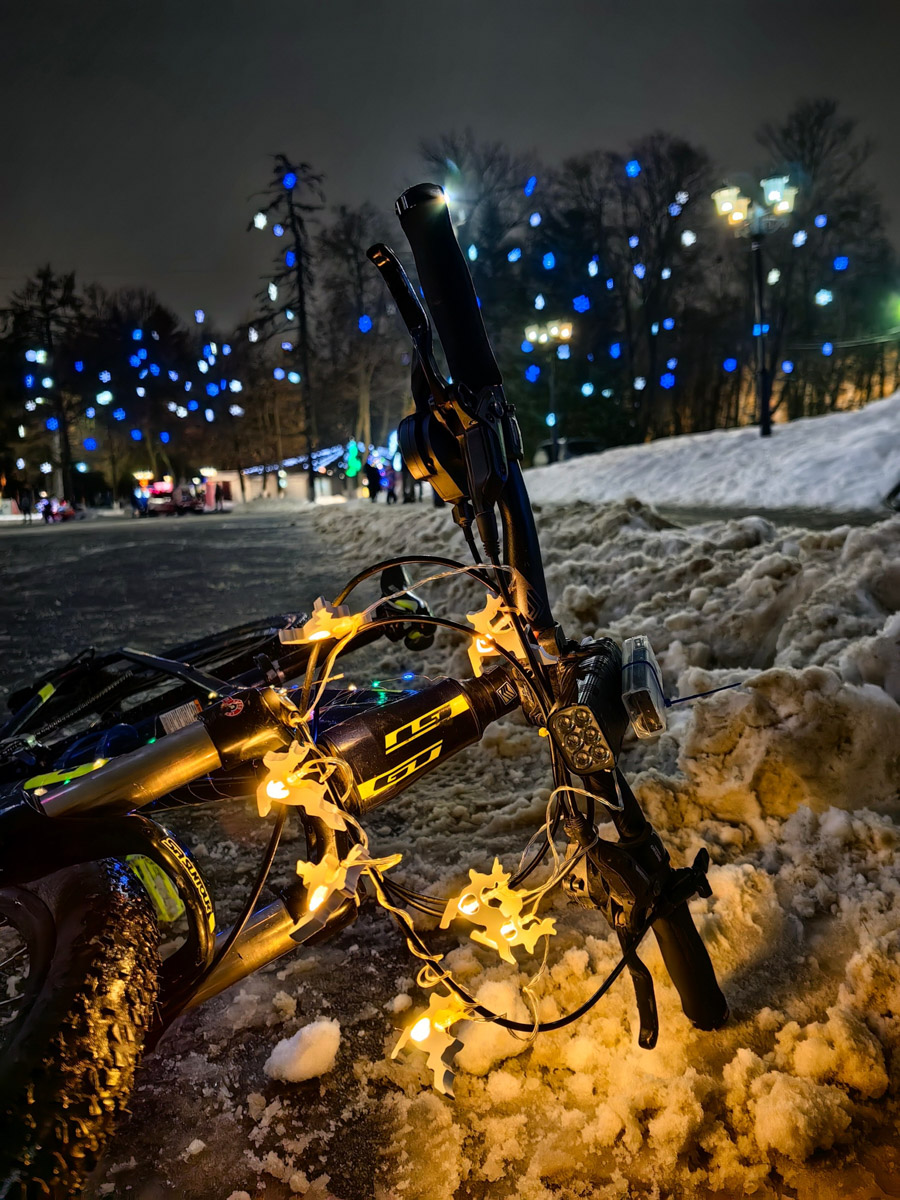 Владимирские велосипедисты в праздники не отдыхали, а активно крутили колеса. На старт заезда «Новогодние колпаки» вышли любители активного отдыха в костюмах Деда Мороза и Снегурочки, правда, среди них был замечен и Пикачу. Участие в мероприятии приняли почти 40 человек. И время даром они не теряли. Ребята угощали случайных прохожих конфетами.