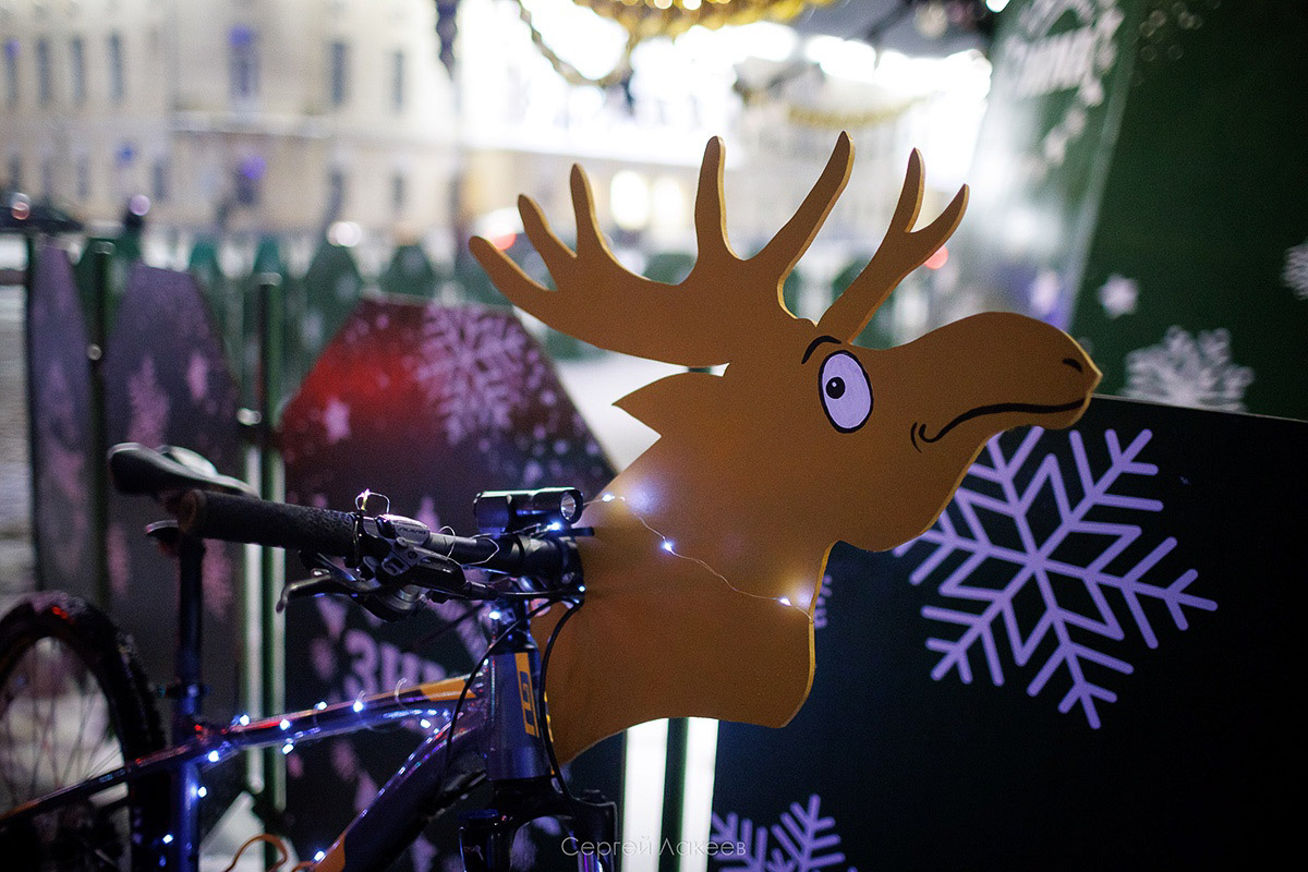 Владимирские велосипедисты в праздники не отдыхали, а активно крутили колеса. На старт заезда «Новогодние колпаки» вышли любители активного отдыха в костюмах Деда Мороза и Снегурочки, правда, среди них был замечен и Пикачу. Участие в мероприятии приняли почти 40 человек. И время даром они не теряли. Ребята угощали случайных прохожих конфетами.