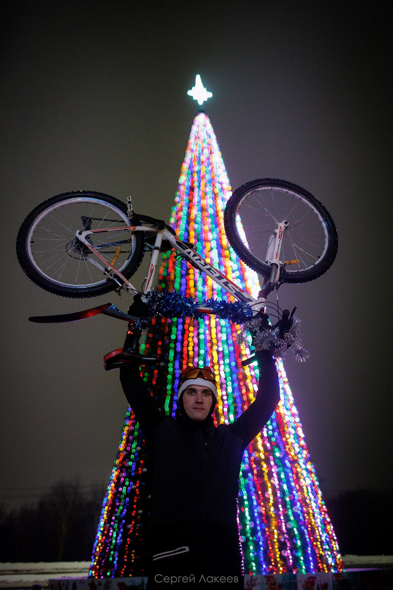 Владимирские велосипедисты в праздники не отдыхали, а активно крутили колеса. На старт заезда «Новогодние колпаки» вышли любители активного отдыха в костюмах Деда Мороза и Снегурочки, правда, среди них был замечен и Пикачу. Участие в мероприятии приняли почти 40 человек. И время даром они не теряли. Ребята угощали случайных прохожих конфетами.