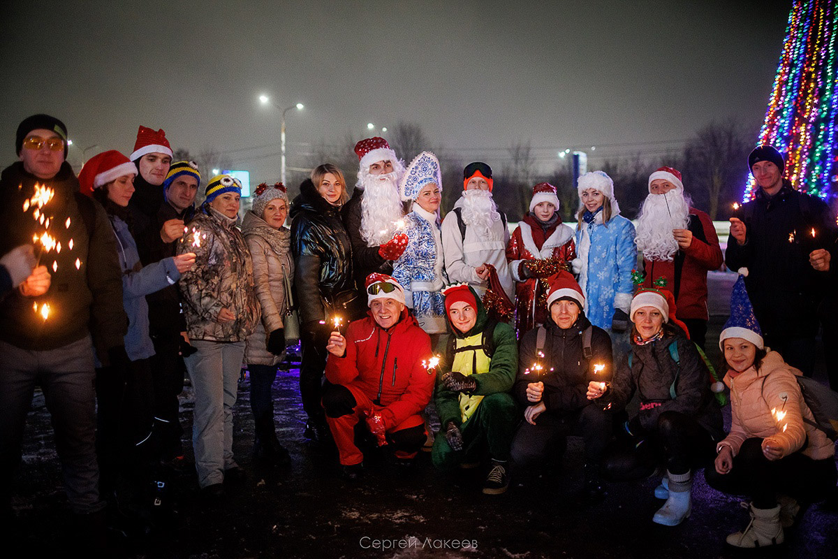 Владимирские велосипедисты в праздники не отдыхали, а активно крутили колеса. На старт заезда «Новогодние колпаки» вышли любители активного отдыха в костюмах Деда Мороза и Снегурочки, правда, среди них был замечен и Пикачу. Участие в мероприятии приняли почти 40 человек. И время даром они не теряли. Ребята угощали случайных прохожих конфетами.