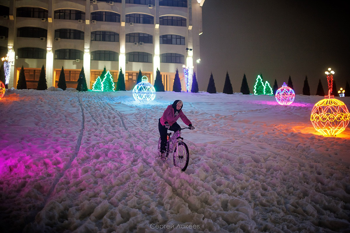 Владимирские велосипедисты в праздники не отдыхали, а активно крутили колеса. На старт заезда «Новогодние колпаки» вышли любители активного отдыха в костюмах Деда Мороза и Снегурочки, правда, среди них был замечен и Пикачу. Участие в мероприятии приняли почти 40 человек. И время даром они не теряли. Ребята угощали случайных прохожих конфетами.