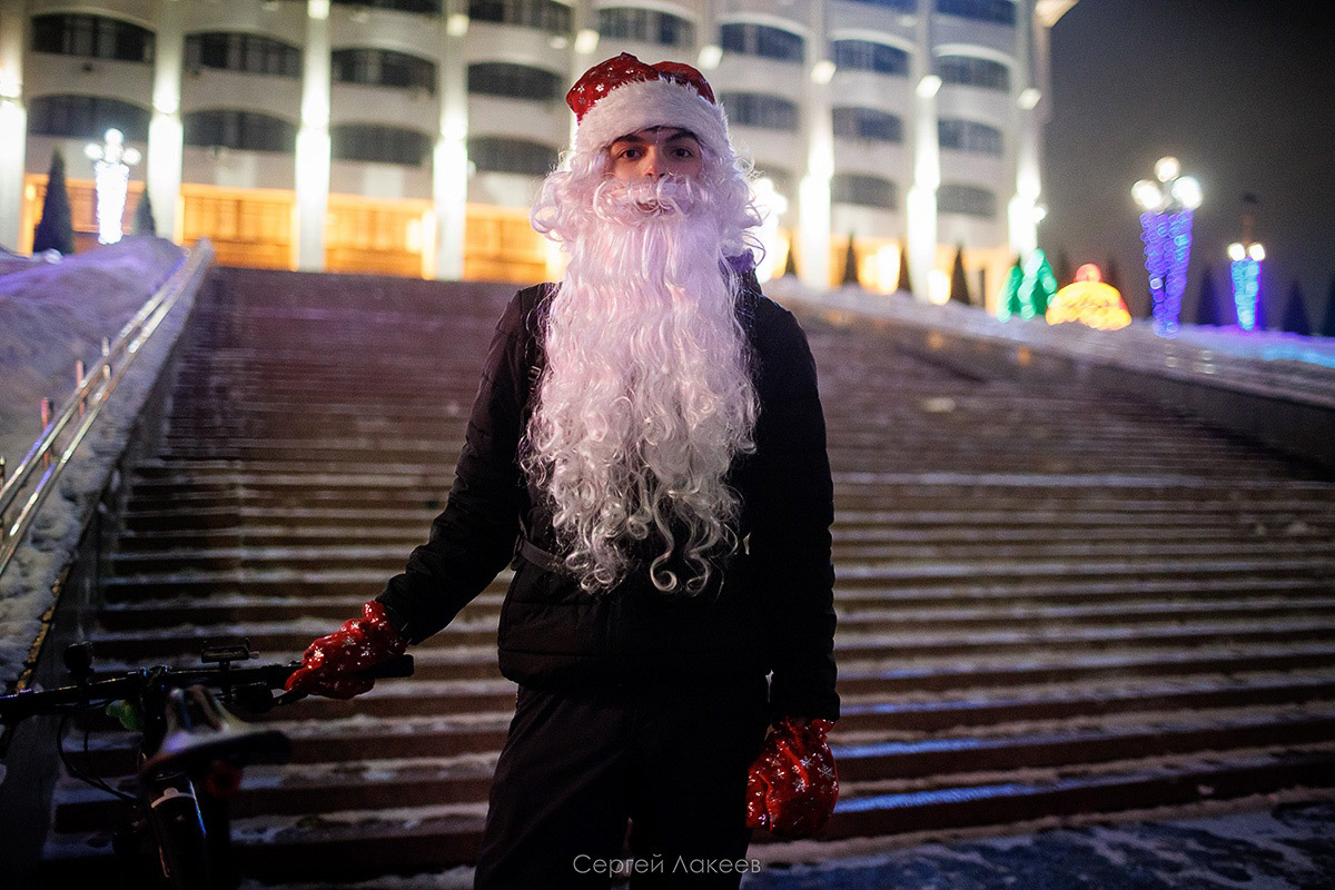Владимирские велосипедисты в праздники не отдыхали, а активно крутили колеса. На старт заезда «Новогодние колпаки» вышли любители активного отдыха в костюмах Деда Мороза и Снегурочки, правда, среди них был замечен и Пикачу. Участие в мероприятии приняли почти 40 человек. И время даром они не теряли. Ребята угощали случайных прохожих конфетами.