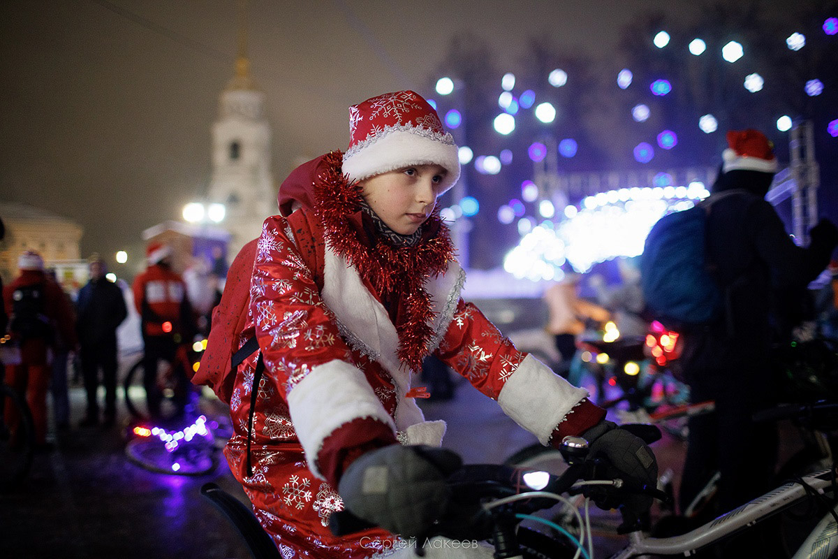 Владимирские велосипедисты в праздники не отдыхали, а активно крутили колеса. На старт заезда «Новогодние колпаки» вышли любители активного отдыха в костюмах Деда Мороза и Снегурочки, правда, среди них был замечен и Пикачу. Участие в мероприятии приняли почти 40 человек. И время даром они не теряли. Ребята угощали случайных прохожих конфетами.