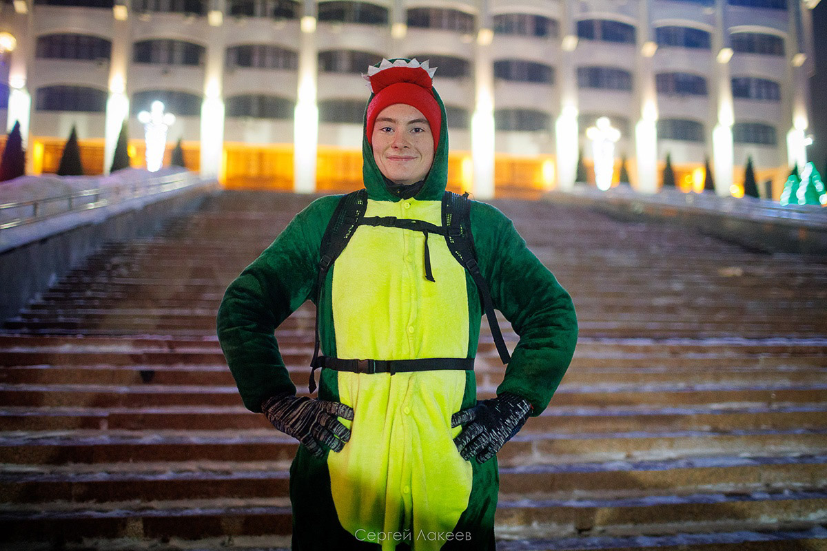 Владимирские велосипедисты в праздники не отдыхали, а активно крутили колеса. На старт заезда «Новогодние колпаки» вышли любители активного отдыха в костюмах Деда Мороза и Снегурочки, правда, среди них был замечен и Пикачу. Участие в мероприятии приняли почти 40 человек. И время даром они не теряли. Ребята угощали случайных прохожих конфетами.