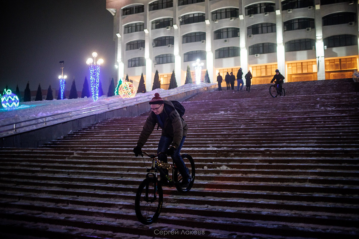Владимирские велосипедисты в праздники не отдыхали, а активно крутили колеса. На старт заезда «Новогодние колпаки» вышли любители активного отдыха в костюмах Деда Мороза и Снегурочки, правда, среди них был замечен и Пикачу. Участие в мероприятии приняли почти 40 человек. И время даром они не теряли. Ребята угощали случайных прохожих конфетами.