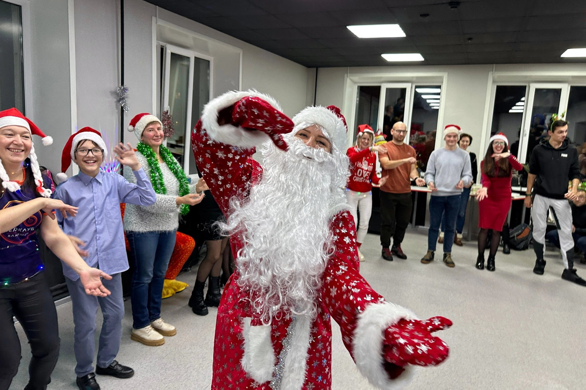 Владимирские велосипедисты в праздники не отдыхали, а активно крутили колеса. На старт заезда «Новогодние колпаки» вышли любители активного отдыха в костюмах Деда Мороза и Снегурочки, правда, среди них был замечен и Пикачу. Участие в мероприятии приняли почти 40 человек. И время даром они не теряли. Ребята угощали случайных прохожих конфетами.