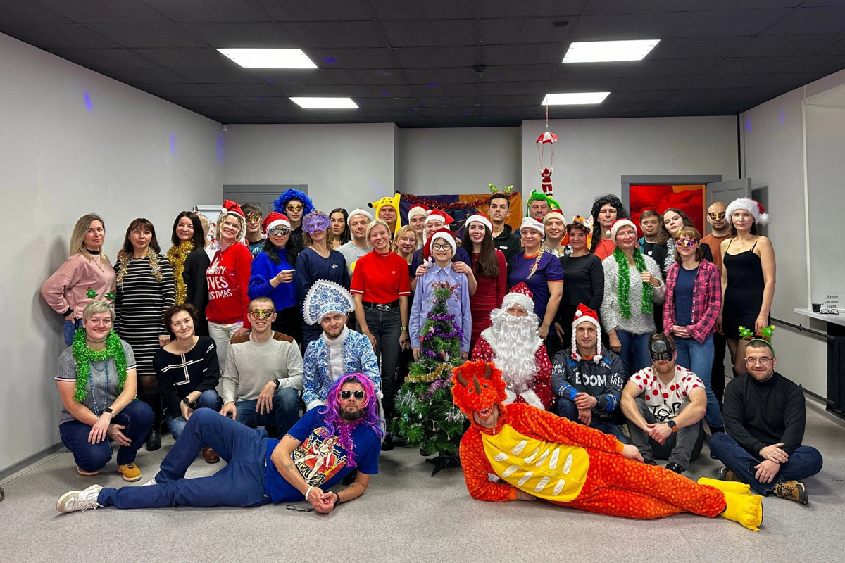 Владимирские велосипедисты в праздники не отдыхали, а активно крутили колеса. На старт заезда «Новогодние колпаки» вышли любители активного отдыха в костюмах Деда Мороза и Снегурочки, правда, среди них был замечен и Пикачу. Участие в мероприятии приняли почти 40 человек. И время даром они не теряли. Ребята угощали случайных прохожих конфетами.